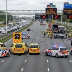 Snelweg A13 richting Rotterdam bij Delft volledig afgesloten na ongeval